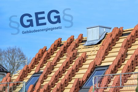 Das Dach eines Hauses wird nach dem Gebädeenergiegesetz (GEG) neu gedeckt, d.h., ältere Gebäude müssen gedämmt und Heizungsanlagen weitgehend mit erneuerbaren Energien betrieben werden. 