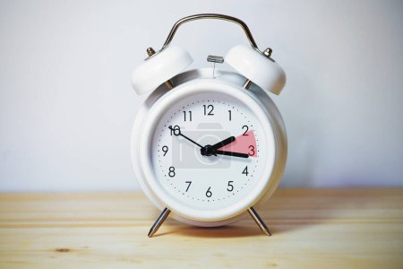 Reloj despertador vintage que muestra el cambio de horario de verano y volver a la hora estándar, espacio de copia, enfoque seleccionado