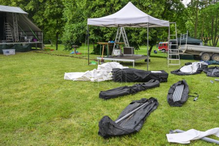 Pavillon für die Beschallungsanlage, Zeltstangen und Planen in Säcken zum Aufbau eines Open-Air-Musikfestivals auf der Wiese, Kopierraum, ausgewählter Schwerpunkt