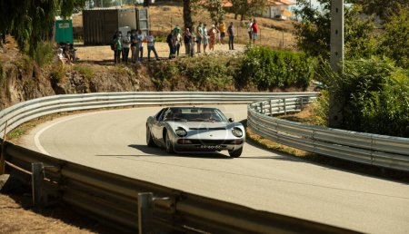 Téléchargez les photos : Caramulo, Portugal - 04 Septembre 2021 : Gray Lamborghini Miura SV des années 60 au Caramulo Motorfestival 2021 - en image libre de droit