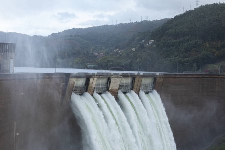Téléchargez les photos : Décharge d'eau du barrage de Canicada due à des pluies excessives ces derniers jours - 02 novembre 2023. "Barragem da Canicada" est situé dans la région de Minho, au nord du Portugal - en image libre de droit