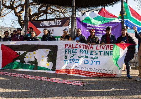 Téléchargez les photos : Guimaraes, Portugal - 03 février 2024 : Manifestation publique de solidarité avec le peuple palestinien et contre la guerre dans ce pays. Manifestation palestinienne gratuite - en image libre de droit