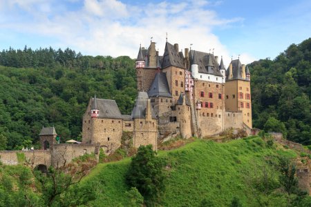 Panoroma con castillo medieval de Eltz en las colinas sobre el Mosela, Alemania