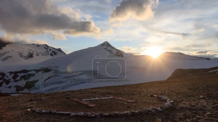 Téléchargez les photos : Panorama des neiges de montagne, sommet Johannisberg (Haute Tauern) et site d'atterrissage en hélicoptère pendant le coucher du soleil à Glockner Group, Autriche - en image libre de droit