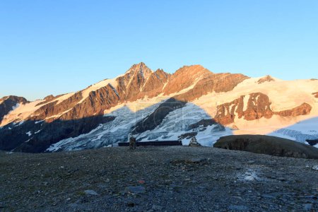 Téléchargez les photos : Mountain Grossglockner and glacier Pasterze panorama during sunrise in Glockner Group, Austria - en image libre de droit