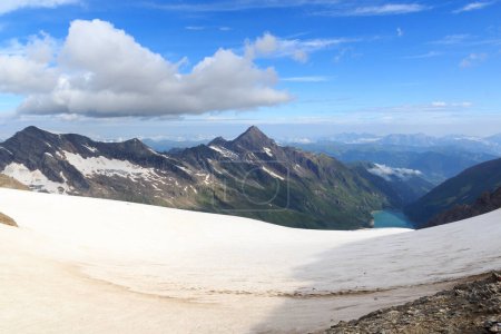 Téléchargez les photos : Reservoir Wasserfallboden and mountain snow panorama with summit Kitzsteinhorn in Glockner Group, Austria - en image libre de droit