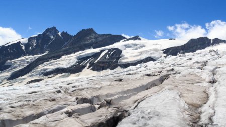 Téléchargez les photos : Mountain Grossglockner panorama and glacier Pasterze with icefall Hufeisenbruch and crevasses in Glockner Group, Austria - en image libre de droit