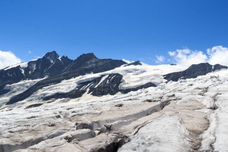 Téléchargez les photos : Mountain Grossglockner panorama and glacier Pasterze with icefall Hufeisenbruch and crevasses in Glockner Group, Austria - en image libre de droit
