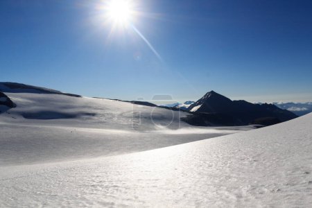 Téléchargez les photos : Mountain snow and glacier Pasterze panorama with sun in Glockner Group, Austria - en image libre de droit