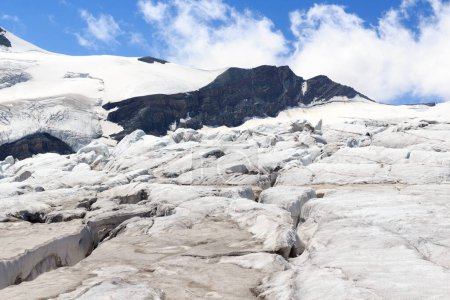 Téléchargez les photos : Glacier Pasterze avec cascade de glace Hufeisenbruch, crevasses et panorama de neige de montagne à Glockner Group, Autriche - en image libre de droit
