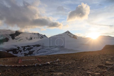 Téléchargez les photos : Panorama des neiges de montagne, sommet Johannisberg (Haute Tauern) et site d'atterrissage en hélicoptère pendant le coucher du soleil à Glockner Group, Autriche - en image libre de droit