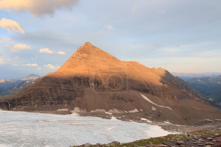 Téléchargez les photos : Mountain panorama view with summit Fuscherkarkopf during sunset in Glockner Group, Austria - en image libre de droit