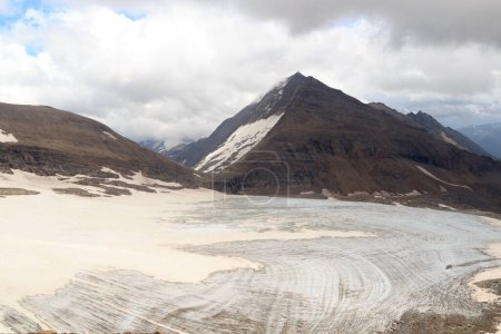 Téléchargez les photos : Panorama des montagnes enneigées et des glaciers avec sommet Fuscherkarkopf à Glockner Group, Autriche - en image libre de droit