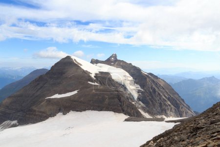 Téléchargez les photos : Panorama des montagnes enneigées et glaciers avec sommet Klockerin et Grosses Wiesbachhorn à Glockner Group, Autriche - en image libre de droit