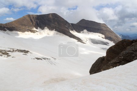 Téléchargez les photos : Panorama des montagnes enneigées et glaciers avec sommet Groer Baerenkopf et Hohe Dock à Glockner Group, Autriche - en image libre de droit