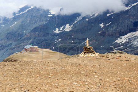 Téléchargez les photos : Panorama de montagne avec cairn et cabane alpine Oberwalderhuette sur la montagne Grosser Burgstall à Glockner Group, Autriche - en image libre de droit