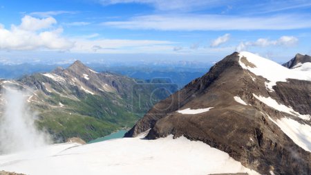 Téléchargez les photos : Panorama des montagnes enneigées et glaciers avec sommet Kitzsteinhorn et Klockerin et réservoir Wasserfallboden à Glockner Group, Autriche - en image libre de droit