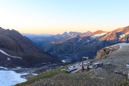 Téléchargez les photos : Vue panoramique sur la montagne avec drapeau à partir de Grosser Burgstall au lever du soleil à Glockner Group, Autriche - en image libre de droit