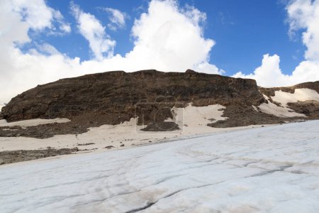 Téléchargez les photos : Panorama des glaciers de montagne et cabane alpine Oberwalderhuette à Glockner Group, Autriche - en image libre de droit