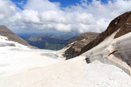 Téléchargez les photos : Mountain snow and glacier panorama and Grossglockner High Alpine Road in Glockner Group, Austria - en image libre de droit