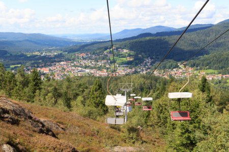 Foto de Vista panorámica del municipio Bodenmais y telesilla a la montaña Silberberg en el Bosque Bávaro, Alemania - Imagen libre de derechos