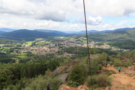 Foto de Vista panorámica del municipio Bodenmais visto desde la montaña Silberberg en el Bosque Bávaro, Alemania - Imagen libre de derechos