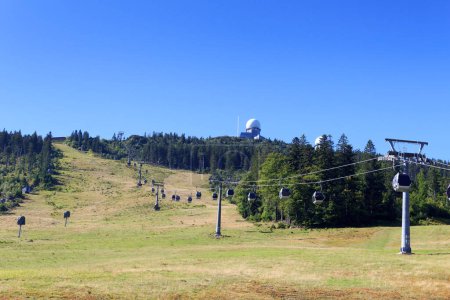 Foto de Elevador de góndola (teleférico) a la montaña Grosser Arber con cúpulas de radar (radoma) en el bosque bávaro, Alemania - Imagen libre de derechos