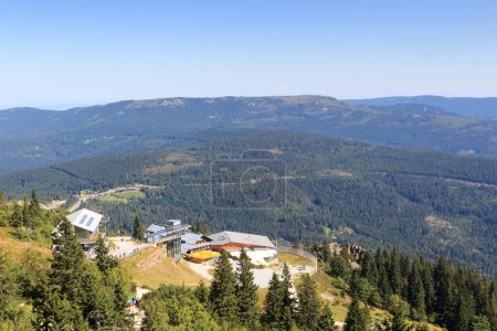 Foto de Vista panorámica del bosque bávaro con la estación cumbre del teleférico visto desde la montaña Grosser Arber, Alemania - Imagen libre de derechos