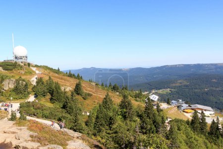 Foto de Vista panorámica de la cumbre de la montaña Grosser Arber con cúpula de radar (radome) y estación de la cumbre del teleférico en el bosque bávaro, Alemania - Imagen libre de derechos