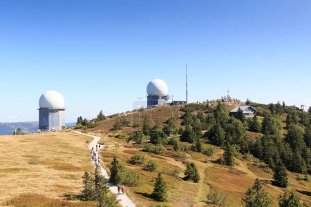 Foto de Mountain Grosser Panorama de Arber con cúpulas de radar (radoma) y cruz de cumbre y en el Bosque Bávaro, Alemania - Imagen libre de derechos