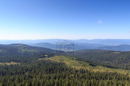 Foto de Vista panorámica del Bosque Bávaro y del municipio Bodenmais desde la montaña Grosser Arber, Alemania - Imagen libre de derechos