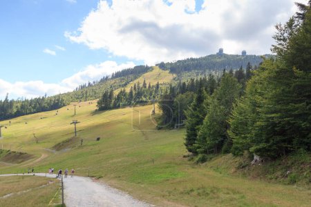 Foto de Sendero de senderismo con excursionistas, teleférico y cúpulas de radar en la montaña Grosser Arber en el Bosque de Baviera, Alemania - Imagen libre de derechos