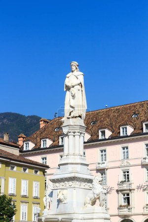 Foto de Estatua conmemorativa de Walther von der Vogelweide en la plaza Walther en el centro de Bolzano, Tirol del Sur, Italia - Imagen libre de derechos
