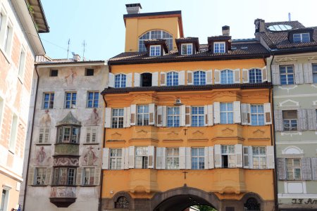 Foto de Casa fachadas en la plaza del Ayuntamiento en el centro del casco antiguo de Bolzano, Tirol del Sur, Italia - Imagen libre de derechos