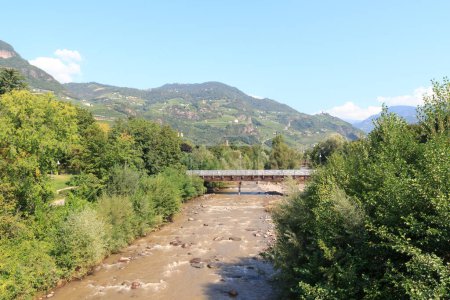 Foto de Puente de madera sobre el río Talfer con panorama de montaña en Bolzano, Tirol del Sur, Italia - Imagen libre de derechos