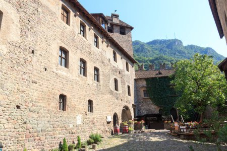 Foto de Patio interior del castillo de Runkelstein en Ritten cerca de Bolzano, Tirol del Sur, Italia - Imagen libre de derechos