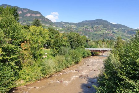 Foto de Puente de madera sobre el río Talfer con panorama de montaña en Bolzano, Tirol del Sur, Italia - Imagen libre de derechos