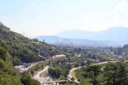 Foto de Vista panorámica de la ciudad de Bolzano y montañas en Tirol del Sur, Italia - Imagen libre de derechos