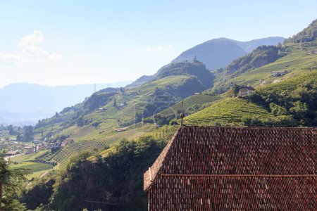 Foto de Techo del castillo de Runkelstein y montañas circundantes en Ritten cerca de Bolzano, Tirol del Sur, Italia - Imagen libre de derechos
