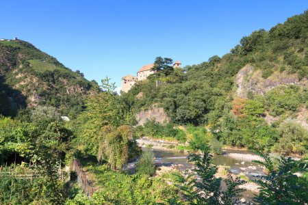 Foto de Vista panorámica con el castillo de Runkelstein en un espolón rocoso y el río Talfer en Ritten cerca de Bolzano, Tirol del Sur, Italia - Imagen libre de derechos