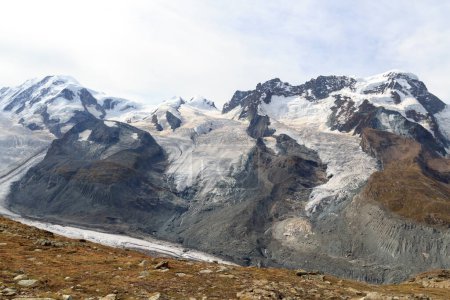 Téléchargez les photos : Vue panoramique avec sommet de montagne Lyskamm (à gauche) et Breithorn (à droite) dans le massif montagneux Monte Rosa dans les Alpes Pennines, Suisse - en image libre de droit