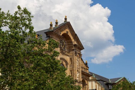 Fachada de iglesia de San Martín con reloj en Bamberg, Alta Franconia, Baviera, Alemania