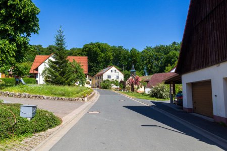 Häuser, Kapellen und Bäume im Dorf Leienfels, Landkreis Pottenstein (Fränkische Schweiz), Bayern, Deutschland
