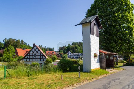 Glockenturm und Häuser in Herzogwind, Bezirk Obertrubach (Fränkische Schweiz), Bayern, Deutschland