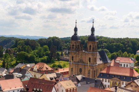 Vista panorámica con sitio de peregrinación Basílica menor en Goessweinstein y paisaje urbano en Suiza franconia, Baviera, Alemania
