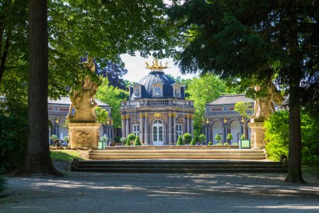 Neues Schloss (Sonnentempel) mit Statuen im Park im Eremitage Museum in Bayreuth, Bayern, Deutschland
