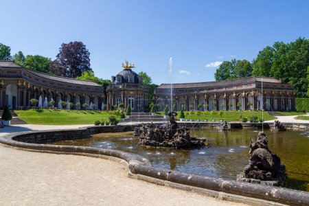 Foto de Nuevo palacio (templo del sol) con fuente de agua en la gruta superior (Gruta del Obere) en el parque en el Museo del Hermitage (Eremitage) en Bayreuth, Bavaria, Alemania - Imagen libre de derechos