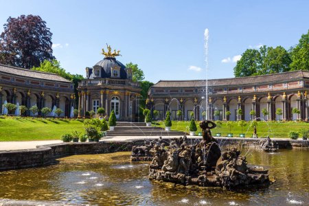 Neues Schloss (Sonnentempel) mit Wasserspiel an der Oberen Grotte im Park des Eremitage-Museums in Bayreuth, Bayern, Deutschland