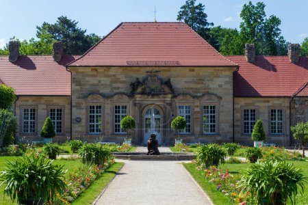 Altes Schloss mit Brunnen und Garten im Park des Eremitage-Museums in Bayreuth, Bayern, Deutschland