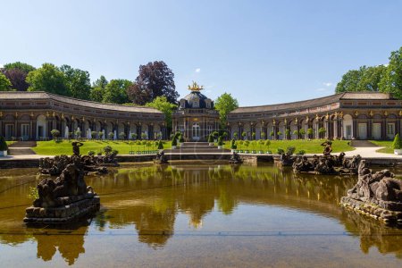Neues Schloss (Sonnentempel) mit Wasserbecken Obere Grotte und Statuen im Park im Eremitage Museum in Bayreuth, Bayern, Deutschland